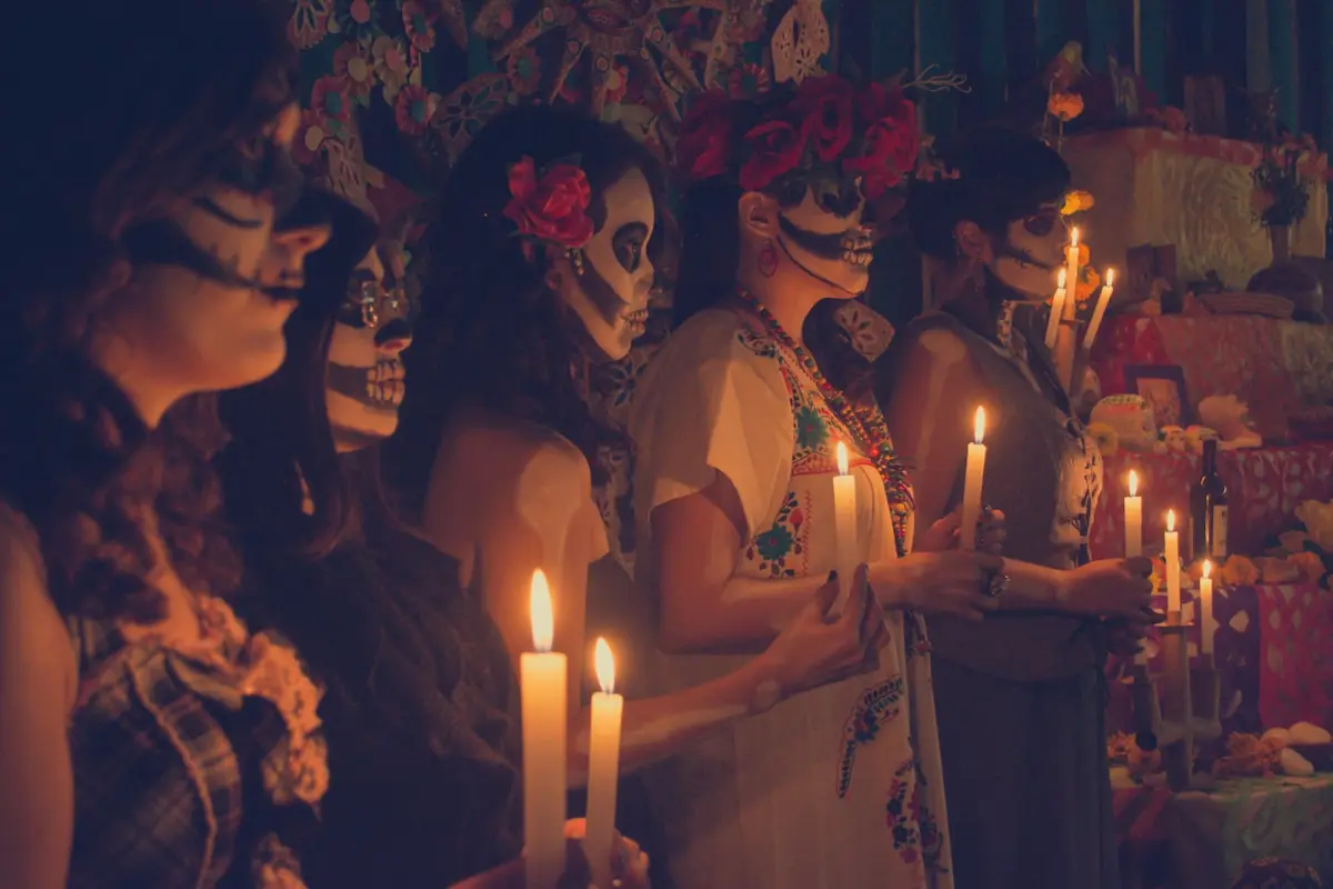 Image of people gateher with lights on Dia de los Muertos